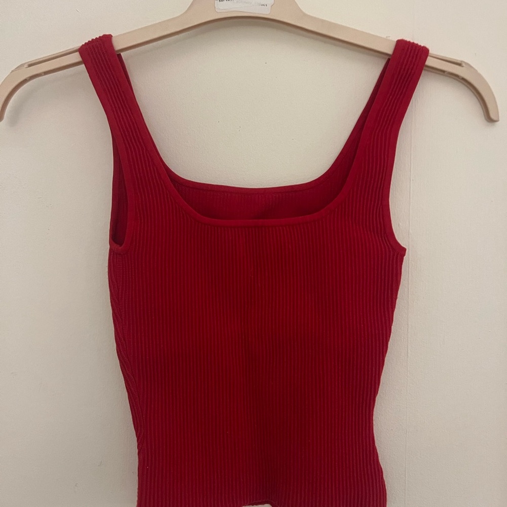 Red tank - Picture 2 of 2